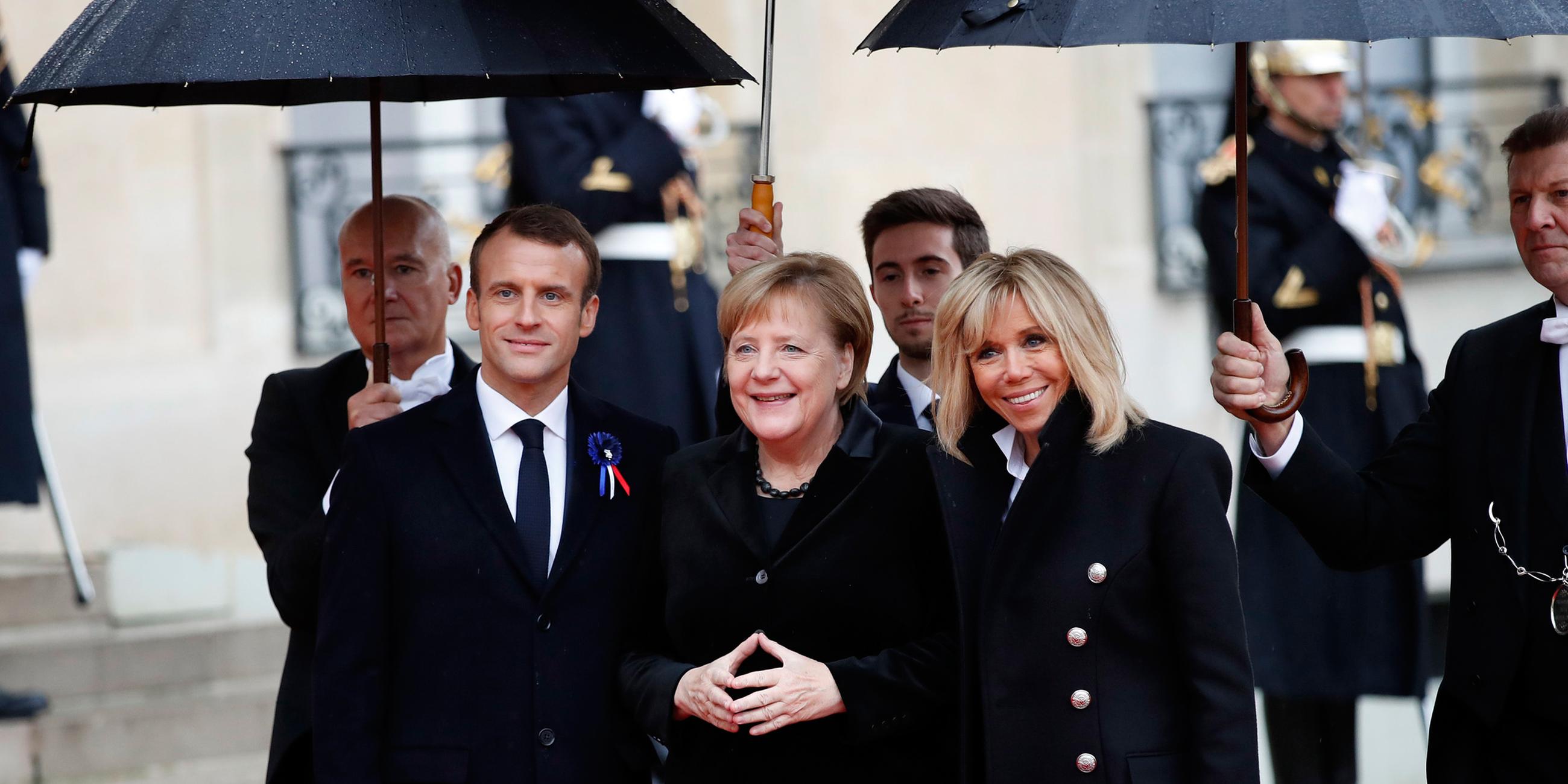 Emmanuel Macron und seine Frau Brigitte begrüßen Angela Merkel am 11.11.2018 in Paris