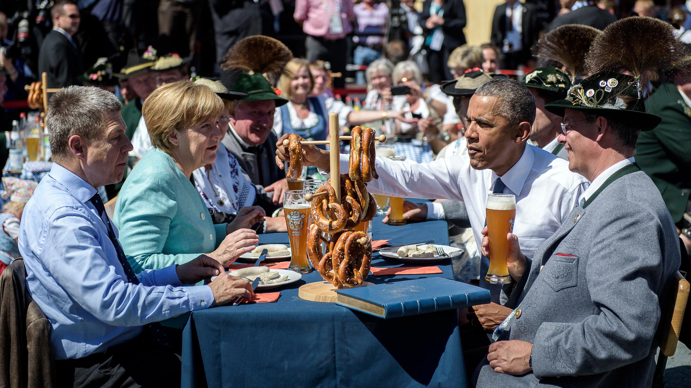 Angela Merkel lund Barack Obama im Biergarten in Kruen 2015