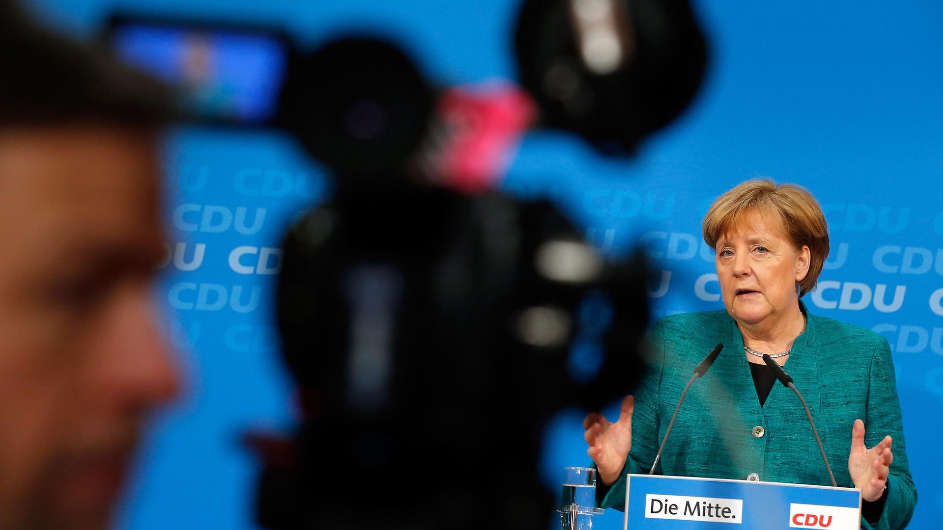 Angela Merkel gibt auf einer Pressekonferenz die CDU-Kandidaten für ein mögliches GroKo-Kabinett bekannt