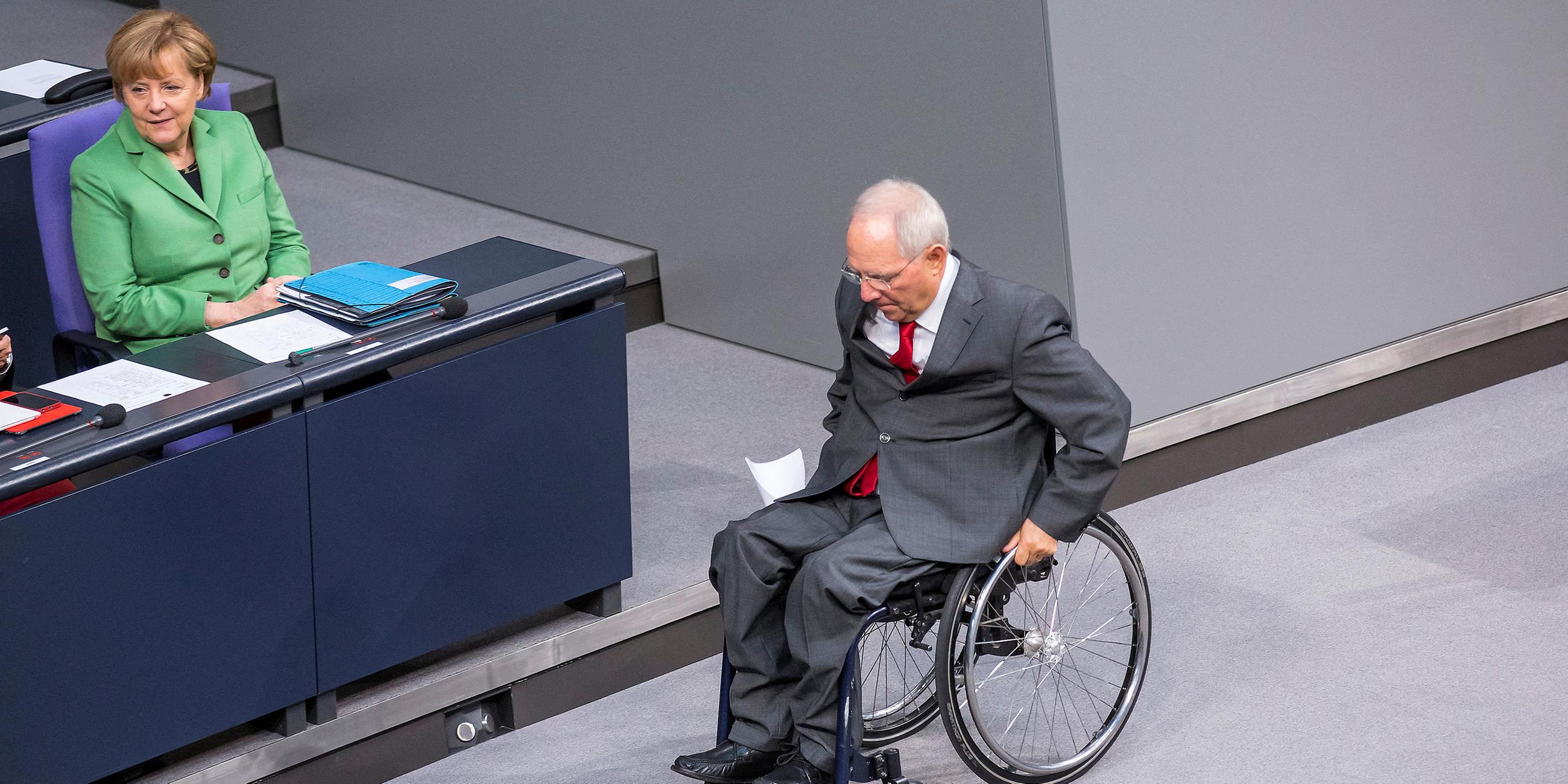 Merkel und Schaeuble im Rollstuhl