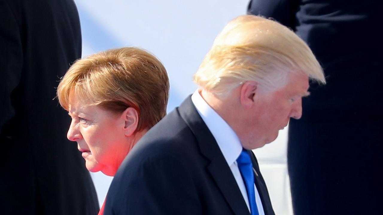 Der Präsident der Vereinigten Staaten von Amerika, Donald Trump, und Bundeskanzlerin Angela Merkel (CDU) gehen am 25.05.2017 in Brüssel beim NATO-Gipfel bei der feierlichen Eröffnung des neuen NATO-Hauptquartiers an einander vorbei. 