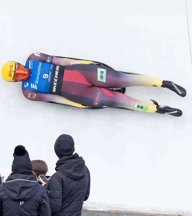 Die deutsche Rennrodlerin Merle Fräbel rodelt im Luge World Cup in Oberhof durch den Eiskanal