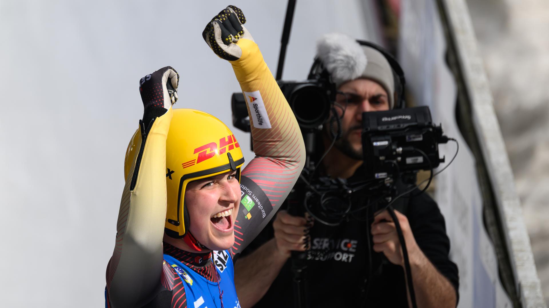 Merle Fräbel jubelt nach ihrem Sieg im Rennen am 08.03.2026 in Altenberg. 