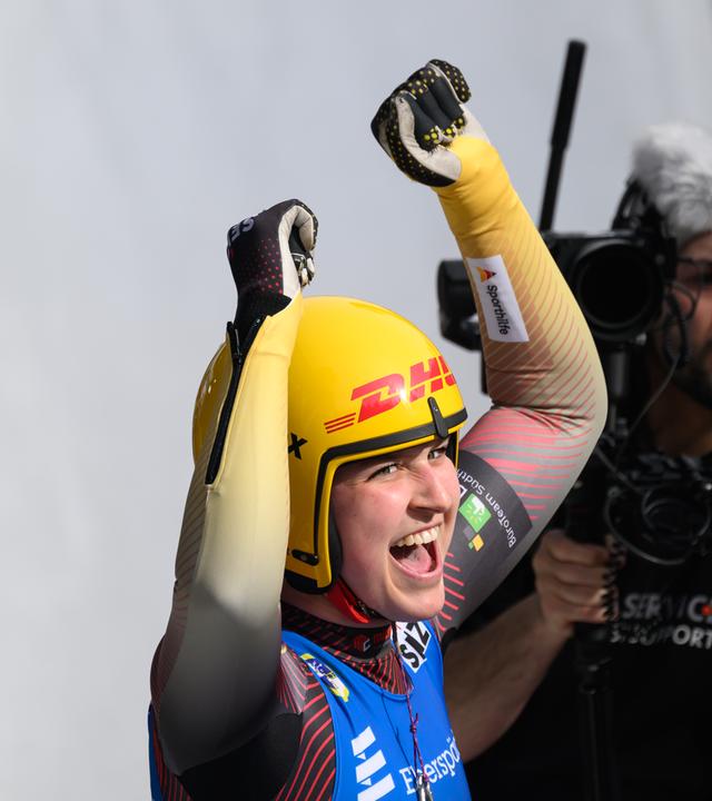 Merle Fräbel jubelt nach ihrem Sieg im Rennen am 08.03.2026 in Altenberg. 