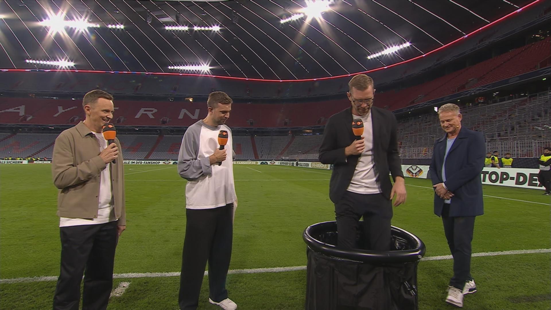 Per Mertesacker bekommt zu seinem Abschied als ZDF-Experte eine Eistonne als Erinnerungsstück geschenkt.