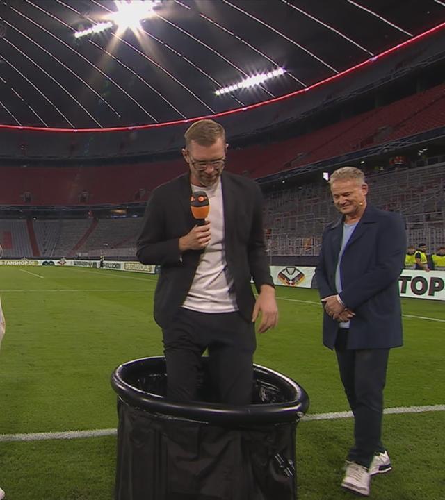 Per Mertesacker bekommt zu seinem Abschied als ZDF-Experte eine Eistonne als Erinnerungsstück geschenkt.