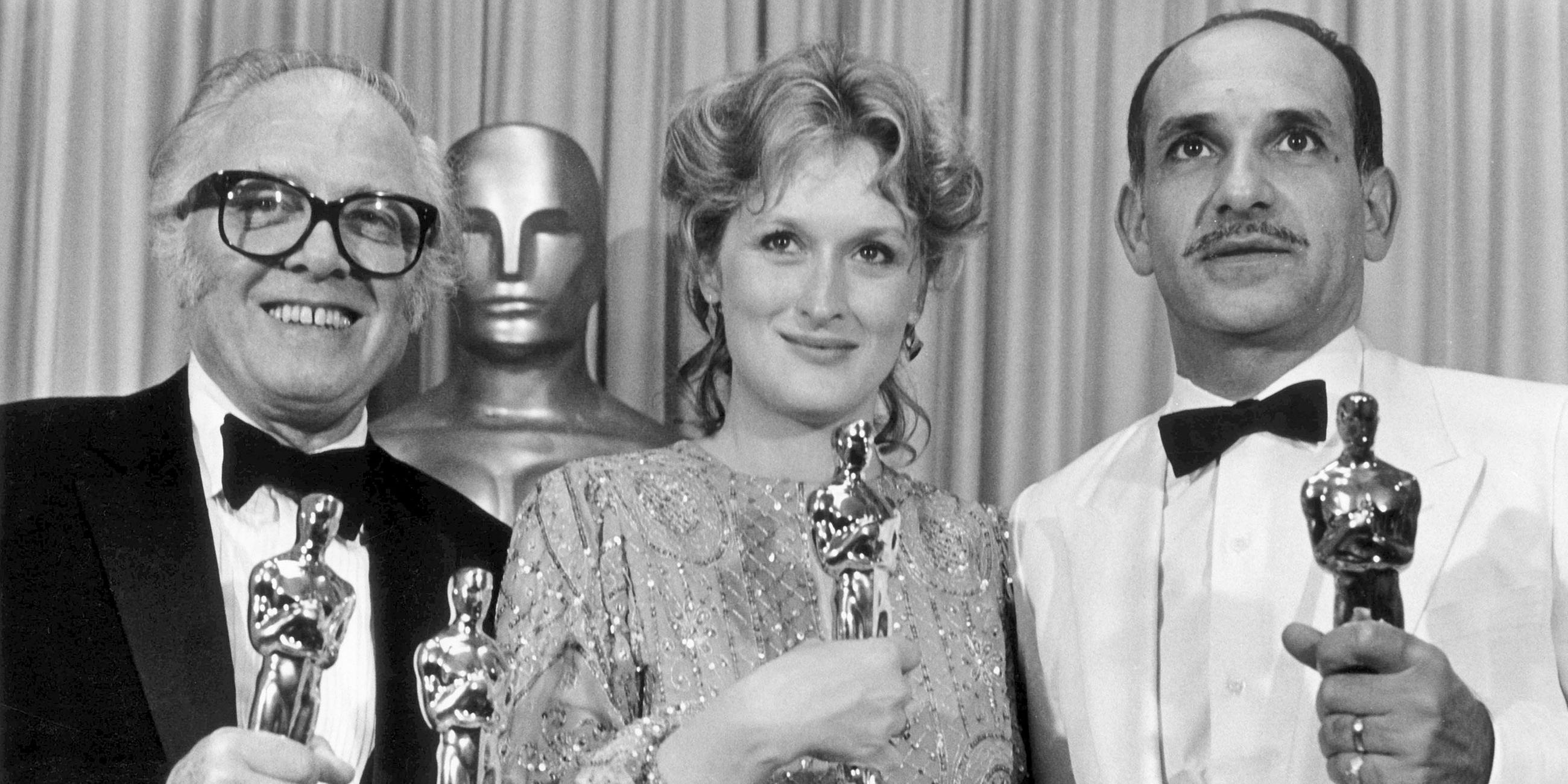 Archiv: Der Regisseur Richard Attenbourogh, die Schauspielerin Meryl Streep und der Schauspieler Ben Kingsley posieren mit ihren Oscars am 11.04.1983 bei der 55. Preisverleihung der Filmkunstakademie in Hollywood.