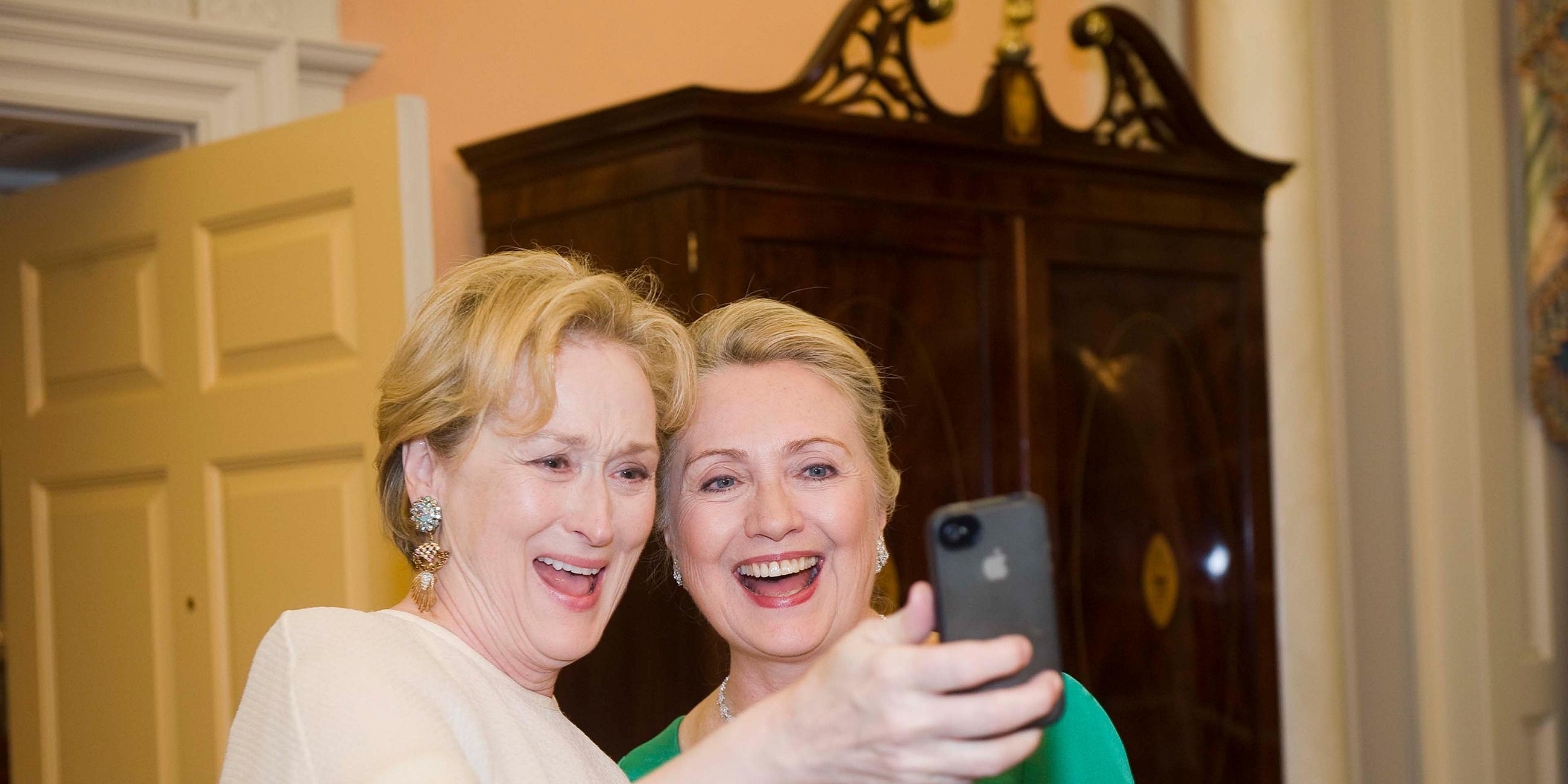 Archiv. Meryl Streep schießt ein Selfie von sich und Hillary Clinton - 2012