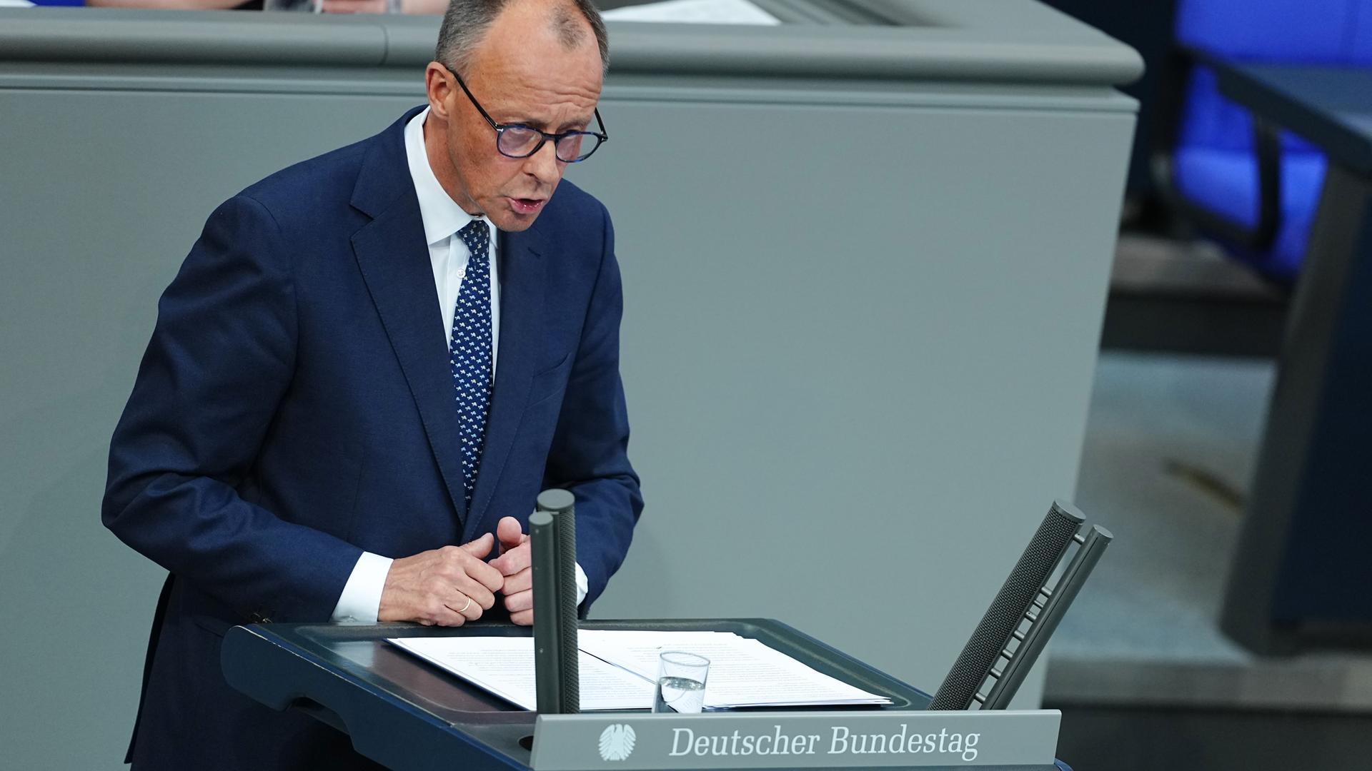 Bundeskanzler Friedrich Merz spricht bei seiner Regierungserklärung im Plenum des Bundestags.