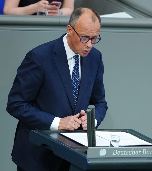 Bundeskanzler Friedrich Merz spricht bei seiner Regierungserklärung im Plenum des Bundestags.