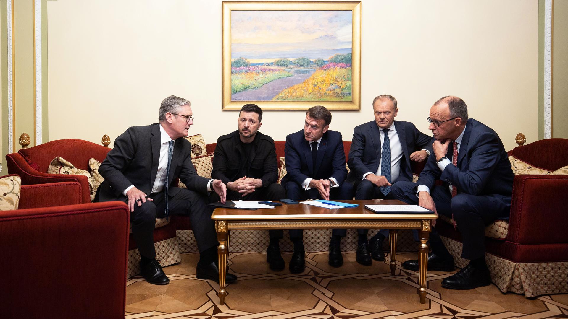 Auf diesem vom ukrainischen Präsidentenbüro zur Verfügung gestellten Foto diskutieren Keir Starmer (l-r), Premierminister von Großbritannien, Wolodymyr Selenskyj, Präsident der Ukraine, Frankreichs Präsident Emmanuel Macron, Donald Tusk, Ministerpräsident von Polen, und Bundeskanzler Friedrich Merz (CDU) über eine 30-tägige Waffenruhe im Krieg zwischen der Ukraine und Russland.
