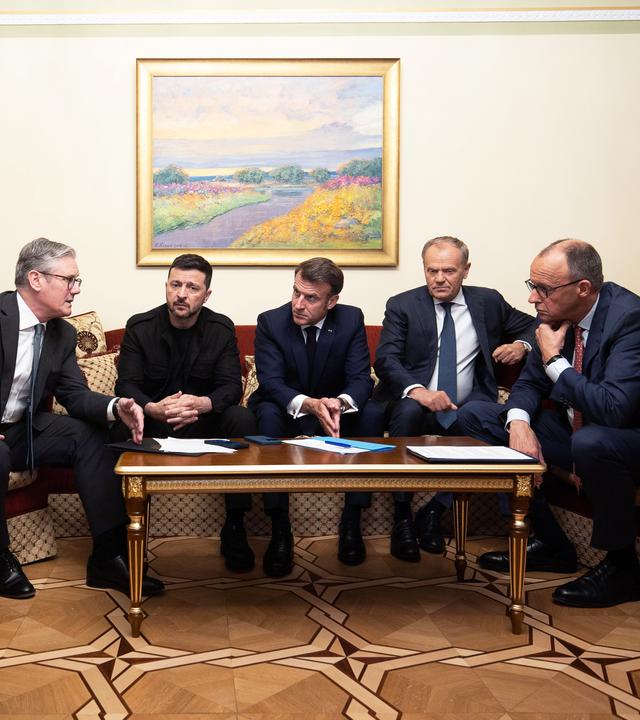 Auf diesem vom ukrainischen Präsidentenbüro zur Verfügung gestellten Foto diskutieren Keir Starmer (l-r), Premierminister von Großbritannien, Wolodymyr Selenskyj, Präsident der Ukraine, Frankreichs Präsident Emmanuel Macron, Donald Tusk, Ministerpräsident von Polen, und Bundeskanzler Friedrich Merz (CDU) über eine 30-tägige Waffenruhe im Krieg zwischen der Ukraine und Russland.