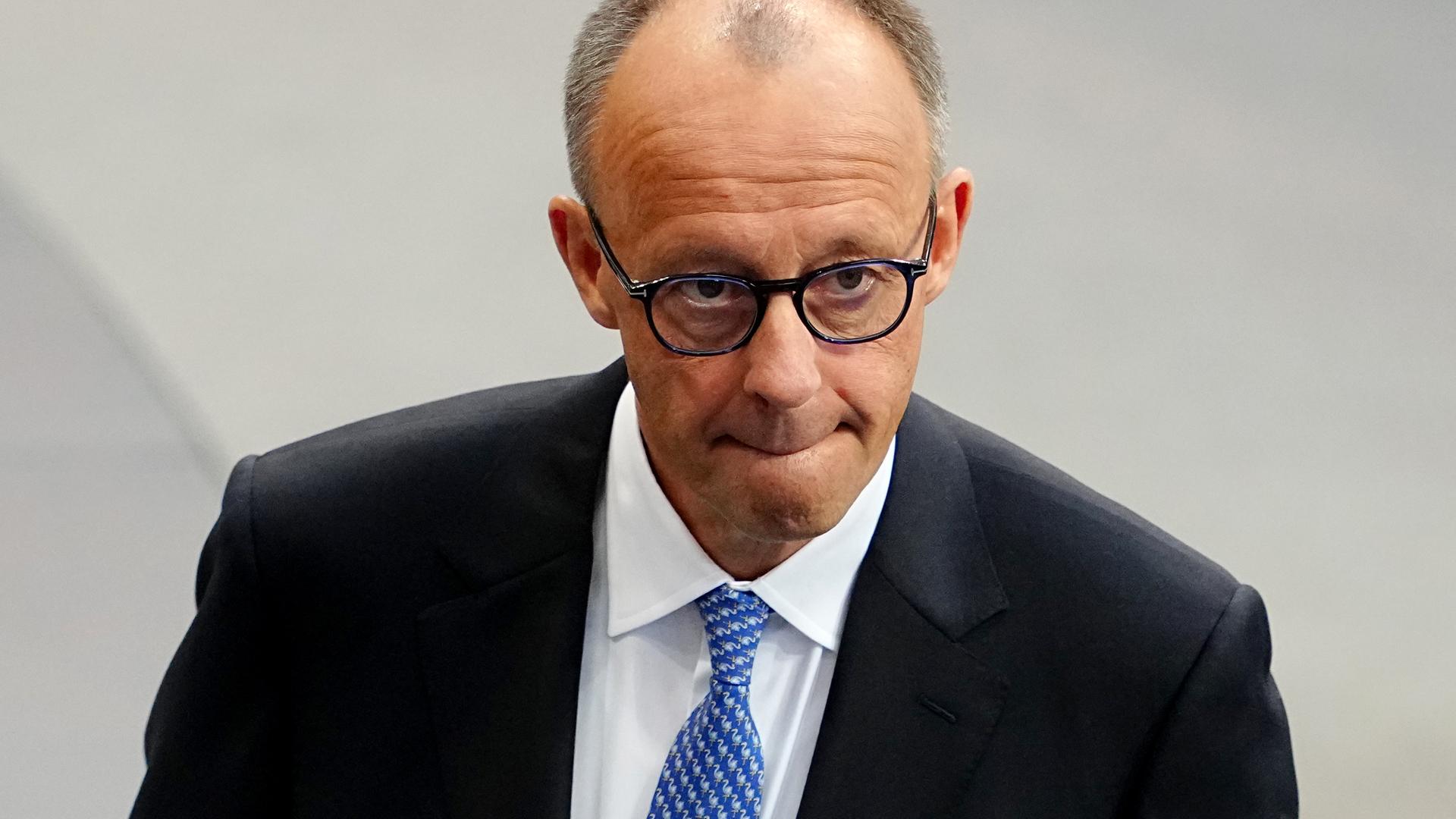 Berlin: Der designierte Bundeskanzler Friedrich Merz (CDU) steht im Bundestag bei der Kanzlerwahl.