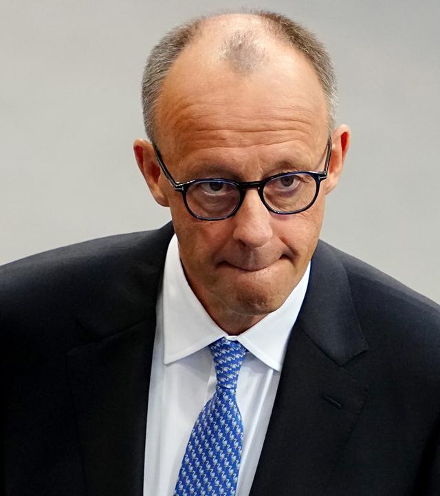 Berlin: Der designierte Bundeskanzler Friedrich Merz (CDU) steht im Bundestag bei der Kanzlerwahl.