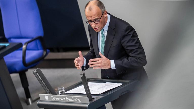 Bundeskanzler Friedrich Merz (CDU) spricht im Plenarsaal im Bundestag bei einer Regierungserklärung vor dem EU-Gipfel, dem Europäischen Rat.