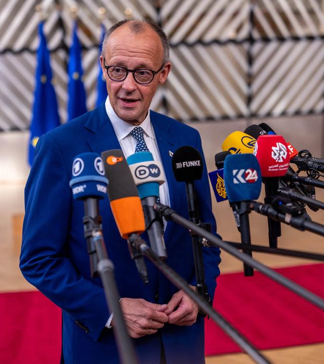 Bundeskanzler Friedrich Merz (CDU) steht vor Mikrofonen.
