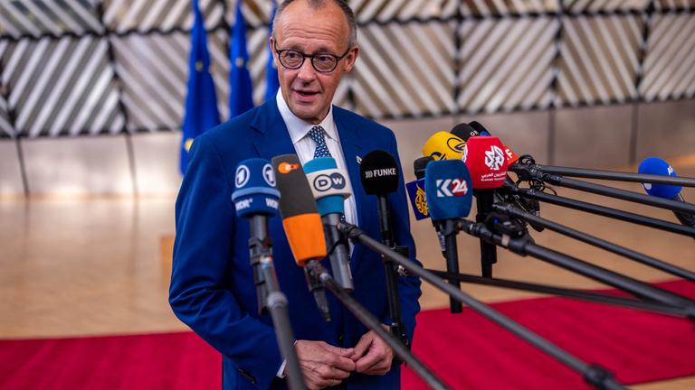Bundeskanzler Friedrich Merz (CDU) steht vor Mikrofonen.