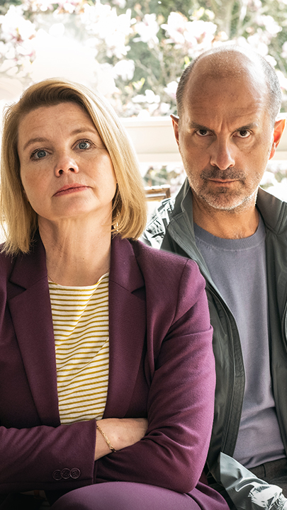 Merz gegen Merz: Anne (Annette Frier) sitzt mit verschränkten Armen neben Erik (Christoph Maria Herbst)