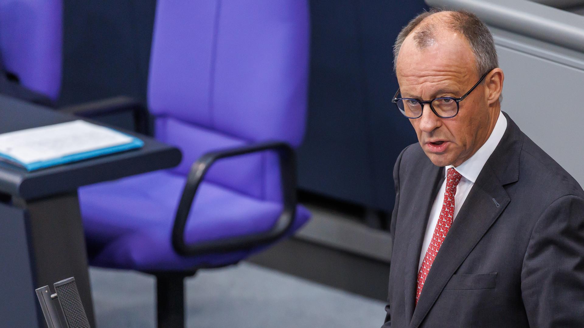 Bundeskanzler Friedrich Merz (CDU) bei der 24. Plenarsitzung im Deutschen Bundestag am 17.09.25 in Berlin.