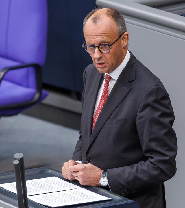 Bundeskanzler Friedrich Merz (CDU) bei der 24. Plenarsitzung im Deutschen Bundestag am 17.09.25 in Berlin.