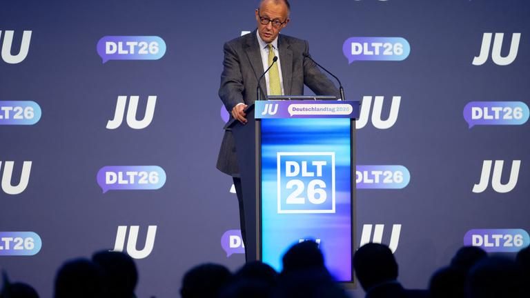 Bundeskanzler Friedrich Merz steht beim Deutschlandtag der Jungen Union auf der Bühne.