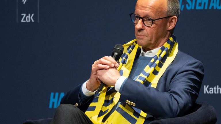 15.05.2026, Bayern, Würzburg: Bundeskanzler Friedrich Merz (CDU) nimmt beim 104. Deutschen Katholikentag unter dem Motto "Gemeinsam Zukunft" gestalten an einer Podiumsdiskussion teil.