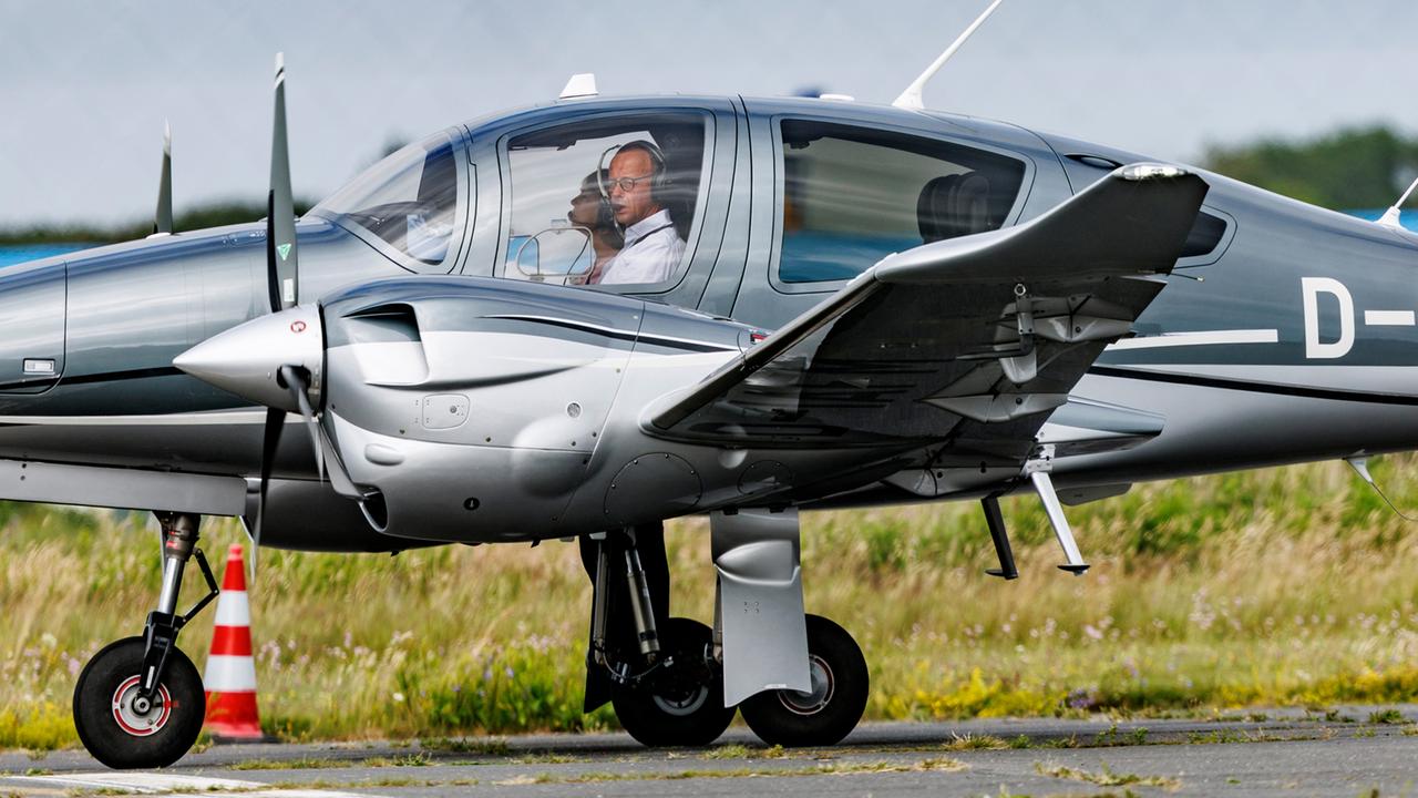 Merz Flugzeug Im Faktencheck Wer Verbraucht Mehr Sprit ZDFheute