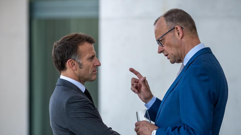 Bundeskanzler Friedrich Merz begrüßt Frankreichs Präsident Emmanuel Macron.