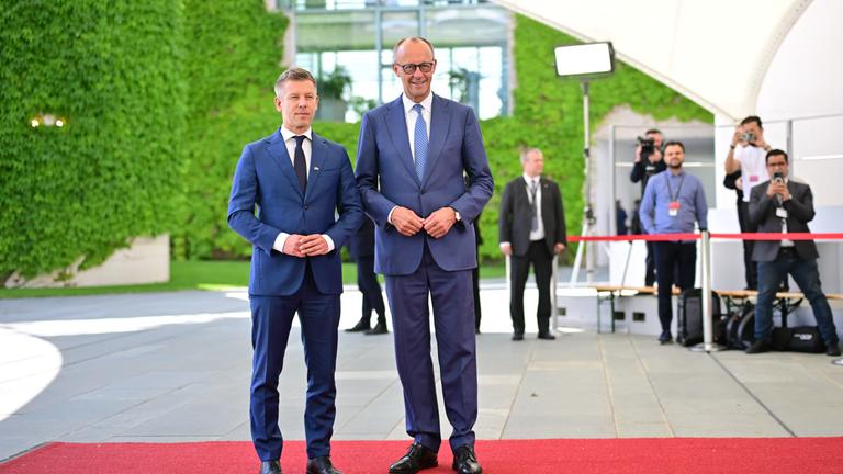  Peter Magyar, Ungarns Ministerpräsident, wird von Bundeskanzler Friedrich Merz (CDU) mit militärischen Ehren vor dem Bundeskanzleramt empfangen.