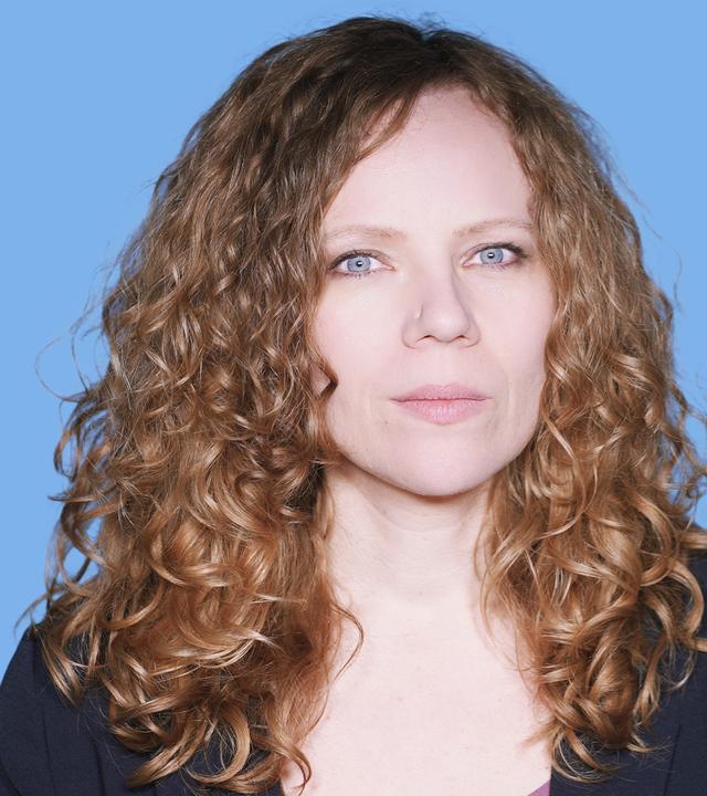 Sarah Bosetti befindet sich vor einem blauen Hintergrund. Rechts neben ihr steht "Mein Kanzler!". In einer Sprechblase darunter steht "Kommentarspalte".