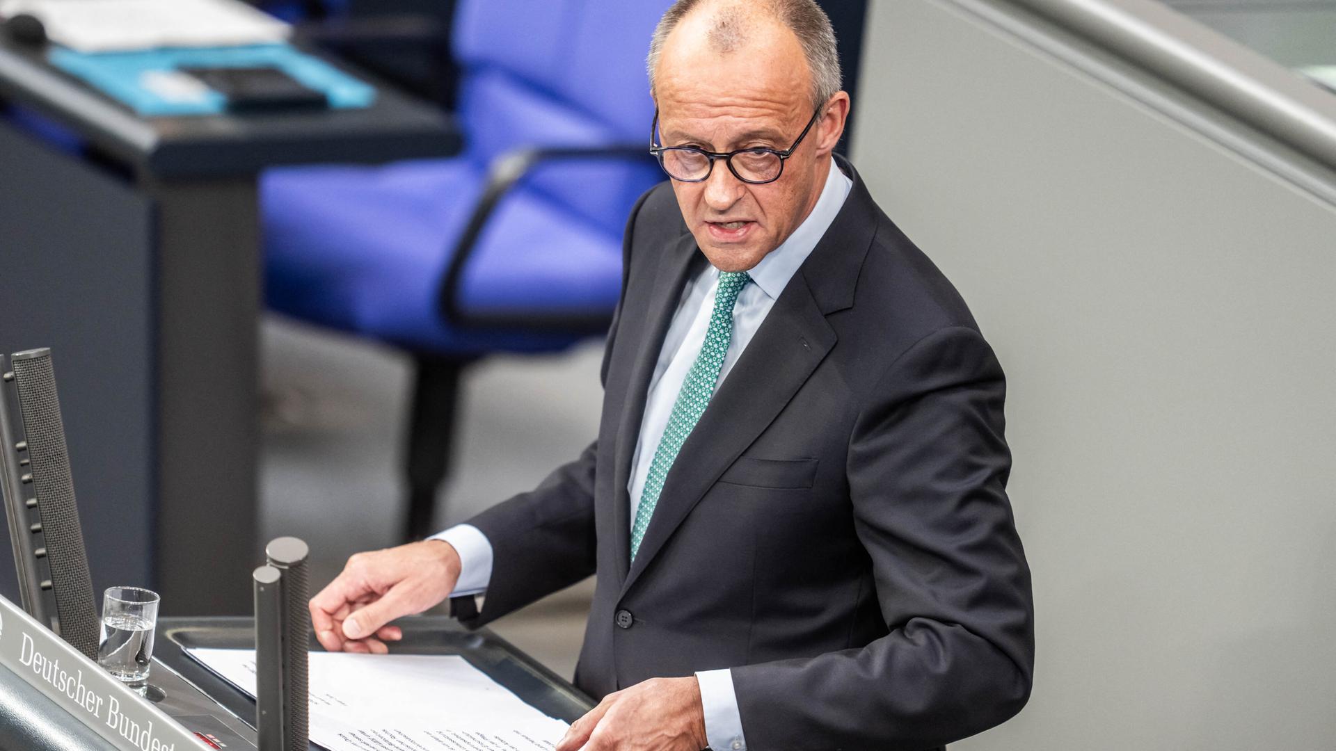 Bundeskanzler Friedrich Merz (CDU) steht am Rednerpult im Plenarsaal im Bundestag bei einer Regierungserklärung vor dem EU-Gipfel, dem Europäischen Rat. 
