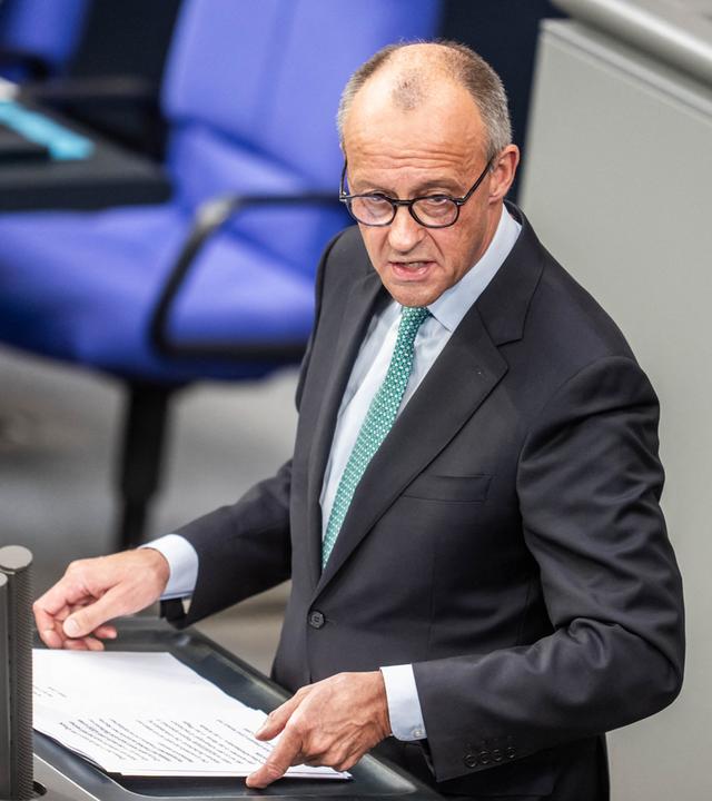 Bundeskanzler Friedrich Merz (CDU) steht am Rednerpult im Plenarsaal im Bundestag bei einer Regierungserklärung vor dem EU-Gipfel, dem Europäischen Rat. 
