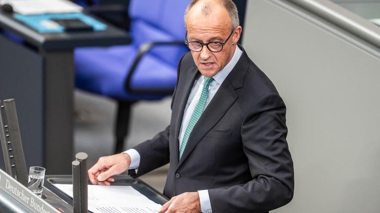 Bundeskanzler Friedrich Merz (CDU) steht am Rednerpult im Plenarsaal im Bundestag bei einer Regierungserklärung vor dem EU-Gipfel, dem Europäischen Rat. 