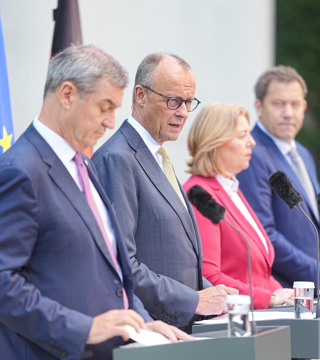Markus Söder (CSU, l-r),Bundeskanzler Friedrich Merz (CDU), Bärbel Bas (SPD), und Lars Klingbeil (SPD), geben im Garten des Kanzleramtes eine Pressekonferenz.