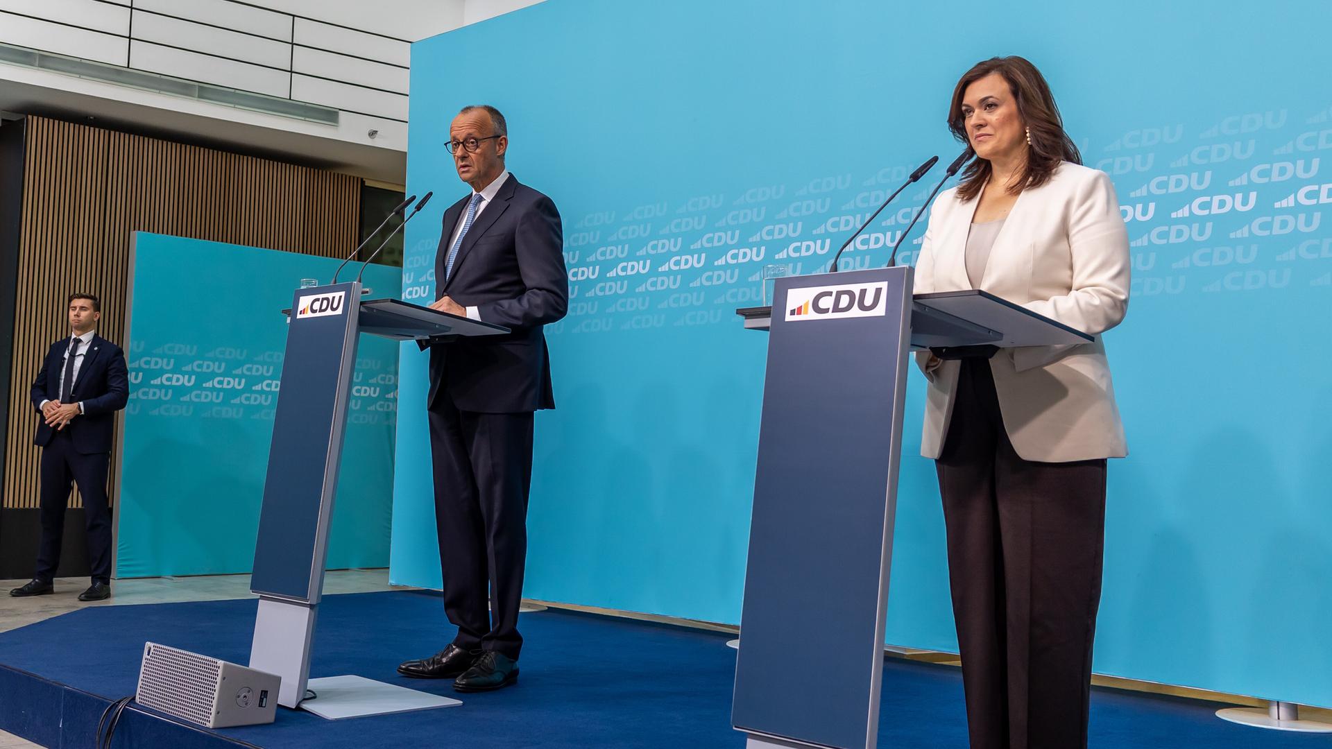 Bundeskanzler Friedrich Merz und Generalsekträterin Hoppermann