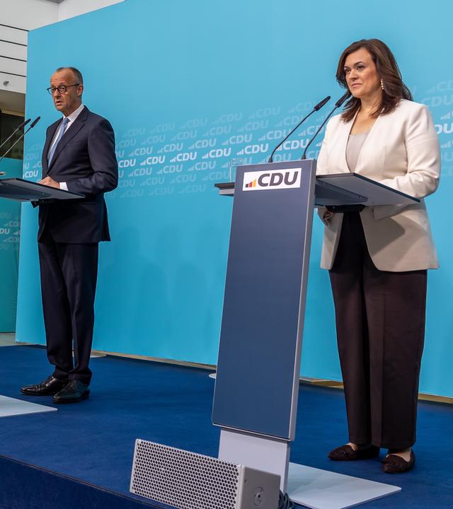 Bundeskanzler Friedrich Merz und Generalsekträterin Hoppermann