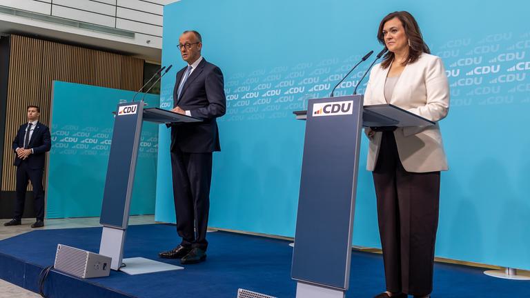 Bundeskanzler Friedrich Merz und Generalsekträterin Hoppermann