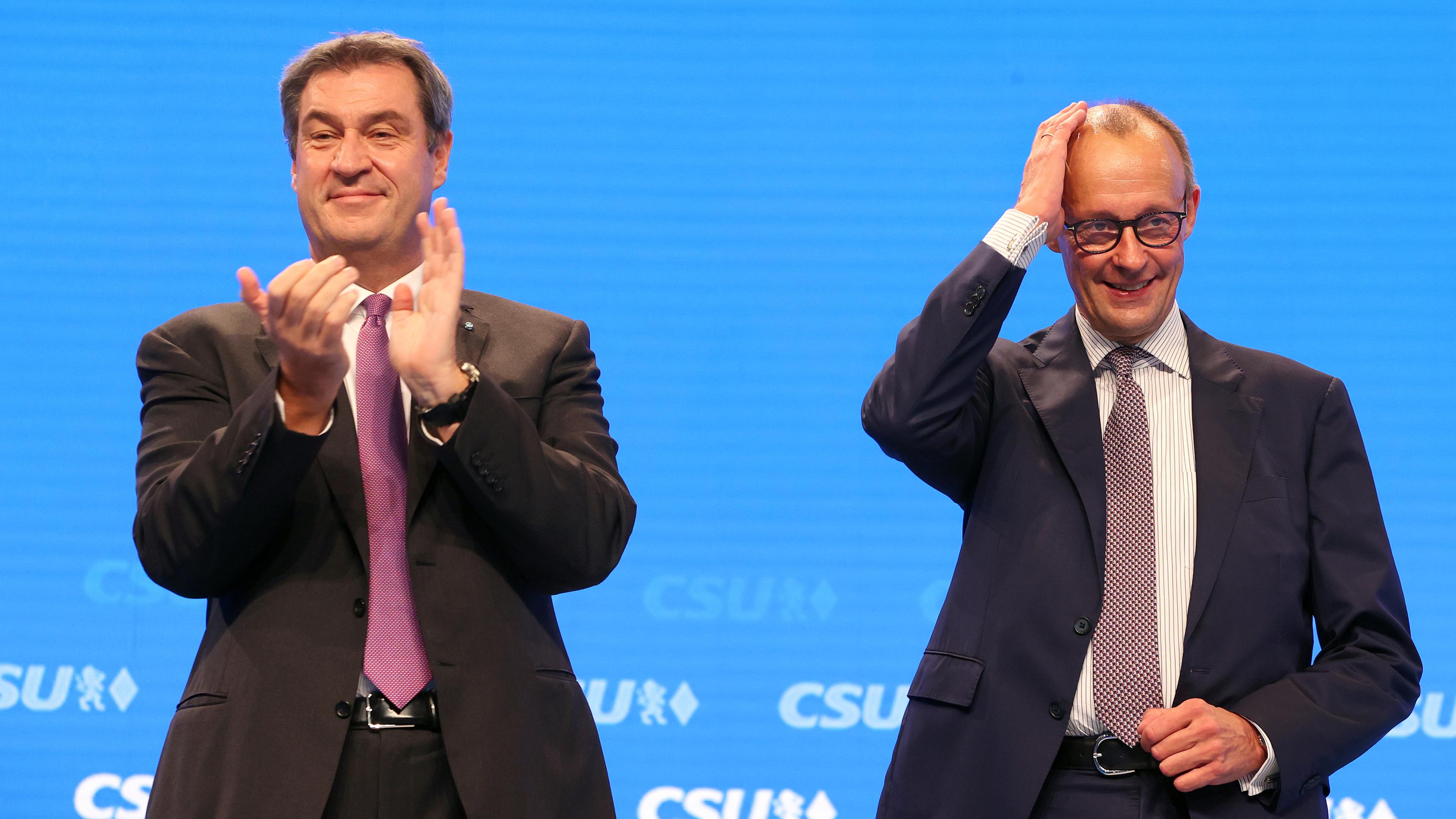 Bayern, Augsburg: Markus Söder, CSU-Vorsitzender und bayerischer Ministerpräsident (l), steht mit Friedrich Merz,Vorsitzender der CDU, nach dessen Rede auf der Bühne. 