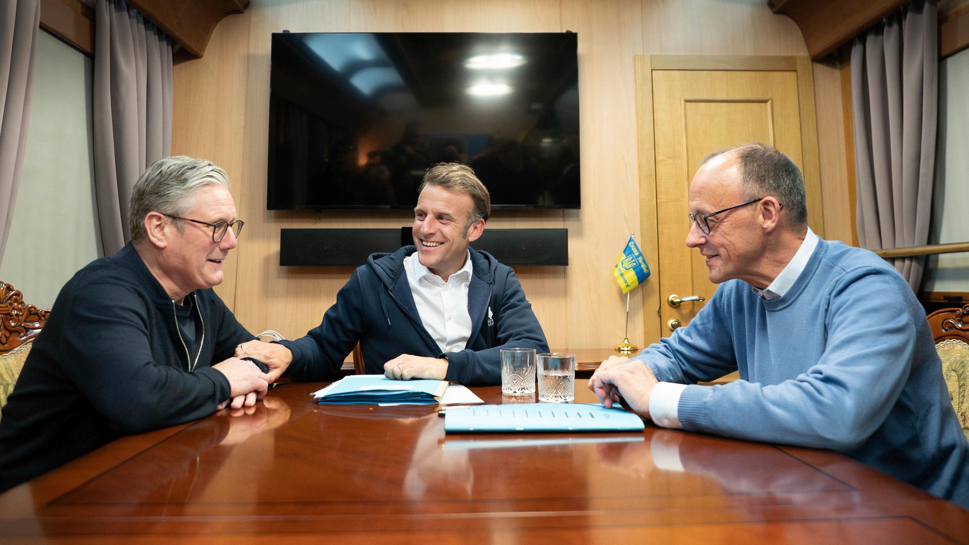 Die Regierungschefs Merz, Starmer und Macron im Zug unterwegs in die Ukraine.