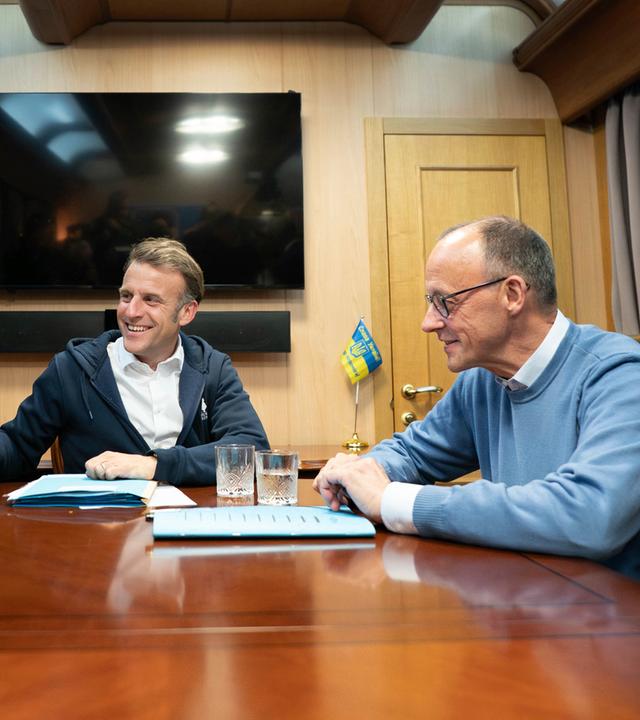 Die Regierungschefs Merz, Starmer und Macron im Zug unterwegs in die Ukraine.