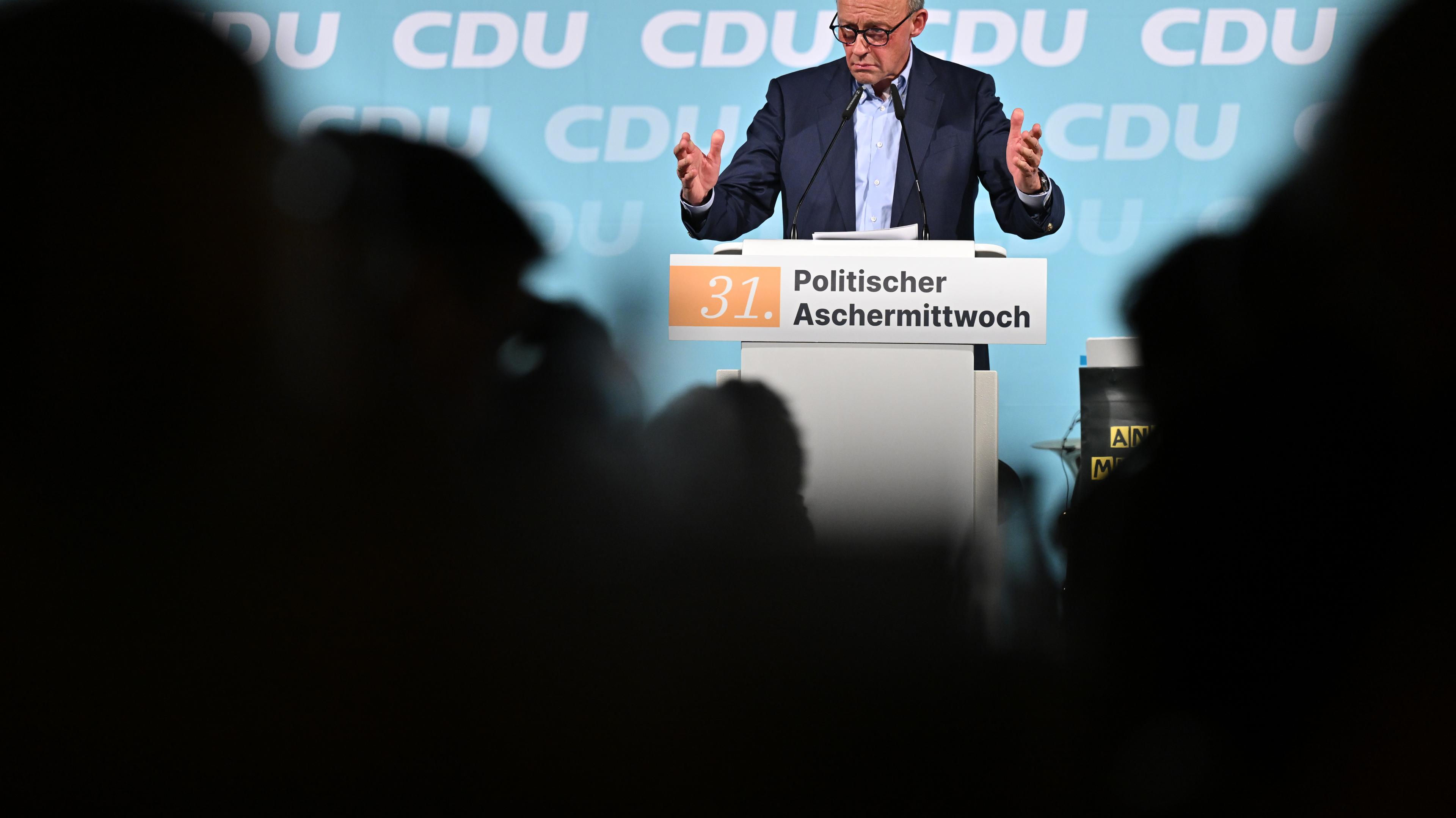 Friedrich Merz, CDU-Parteivorsitzender, spricht beim Politischen Aschermittwoch des CDU-Landesverbands Thüringen