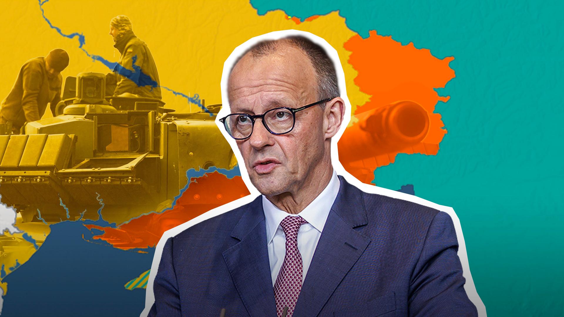 Bundeskanzler Friedirch Merz steht vor einer Karte der Ukraine. Links sind zwei Soldaten auf einem Panzer zu sehen. 