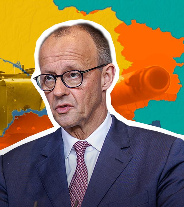 Bundeskanzler Friedirch Merz steht vor einer Karte der Ukraine. Links sind zwei Soldaten auf einem Panzer zu sehen. 