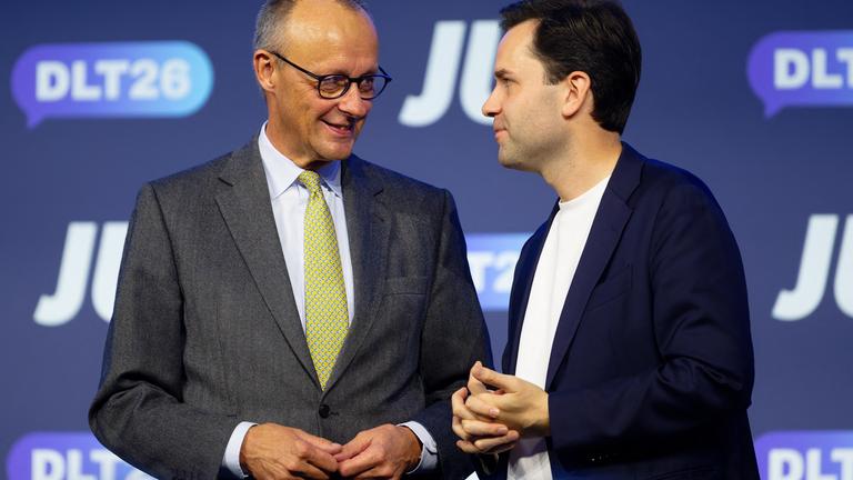 17.10.2026, Nordrhein-Westfalen, Bonn: Bundeskanzler Friedrich Merz (CDU, links) und Johannes Winkel (CDU), Vorsitzender der Jungen Union, stehen beim Deutschlandtag der Jungen Union auf der Bühne.