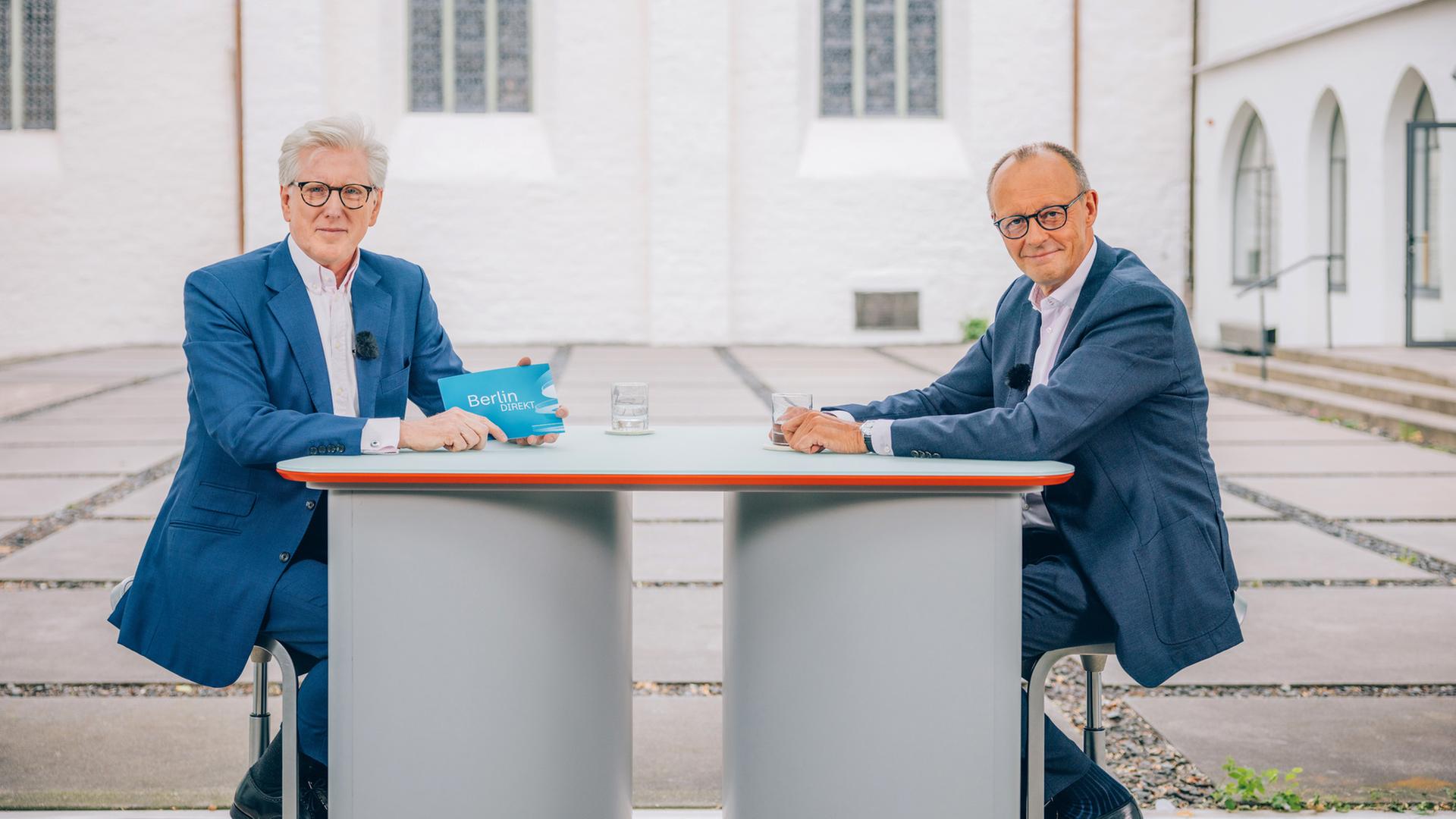 23.07.2023, Nordrhein-Westfalen, Arnsberg: Der CDU-Vorsitzende Friedrich Merz (r) sitzt mit Theo Koll, ZDF-Moderator und Leiter des ZDF-Hauptstadtstudios, beim ZDF-Sommerinterview. 