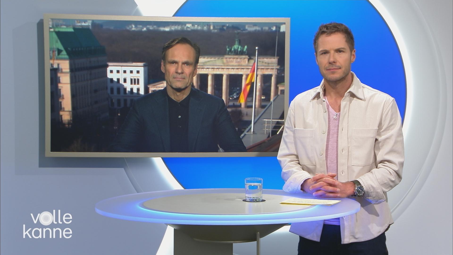 Moderator Florian Weiss im Schaltgespräch mit ZDF-Korrespondent Wulf Schmiese.