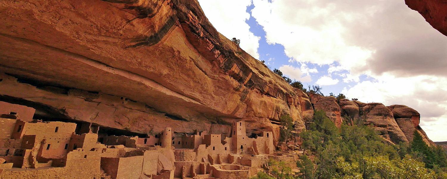 Blick auf die Höhlenstadt von Mesa Verde/USA
