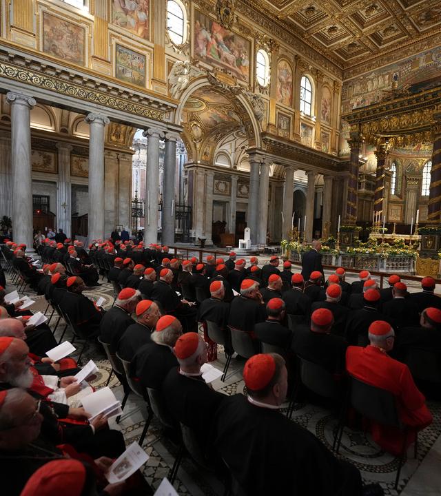 Eine Messe für Papst Franziskus. Es sind viele Kardinäle mit roten Mützen anwesend.