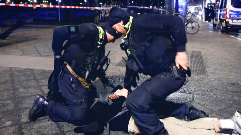 Polizisten nehmen Täter nach Messerangriff am Berliner Holocaust-Mahnmal fest
