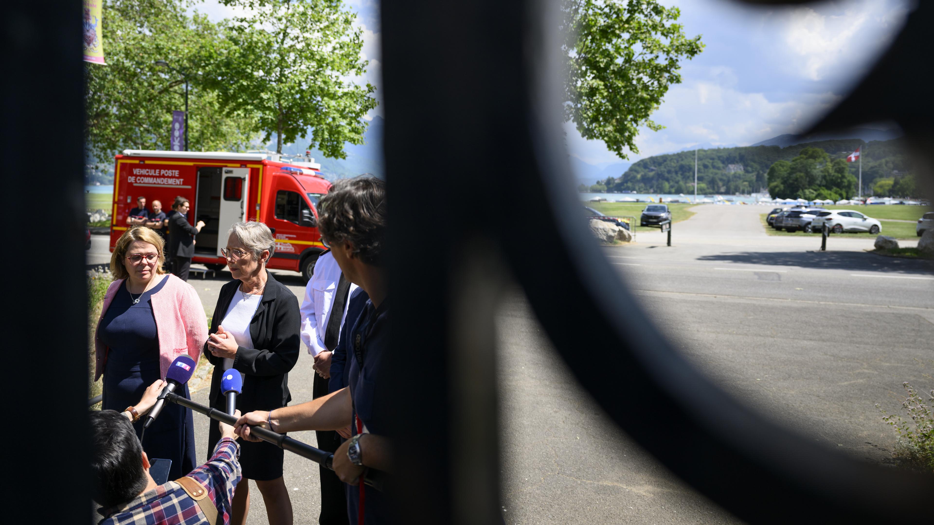 Zu sehen die französische Premierministerin Elisabeth Borne am Tatort in Annecy. 